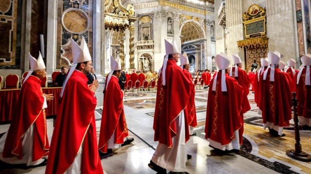 Kardynałowie przygotowujący się w Watykanie do konklawe dyskutują między innymi o wykorzystywaniu seksualnym i skandalach finansowych w Kościele katolickim. Poinformowało o tym Biuro Prasowe Watykanu.