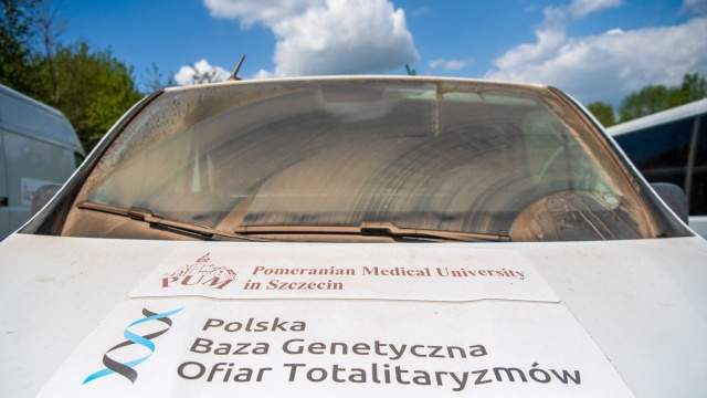 Podczas prac poszukiwawczych w Puźnikach w obwodzie tarnopolskim na zachodzie Ukrainy polsko-ukraińska ekspedycja odnalazła dotychczas szczątki ponad 30 i ekshumowała ponad 20 osób - powiedział wiceminister kultury Ukrainy, Andrij Nadżos.