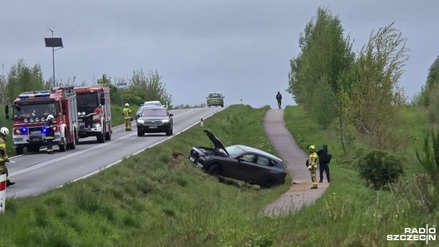 Osobówka wypadła z drogi i dachowała. Do zdarzenia doszło między Chłopską Kępą a Świeszynem w powiecie koszalińskim.