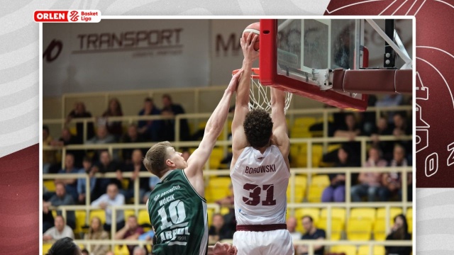 Koszykarze PGE Spójni rozegrali ostatni w tym sezonie mecz na własnym parkiecie w Orlen Basket Lidze. Przegrali 80:82.