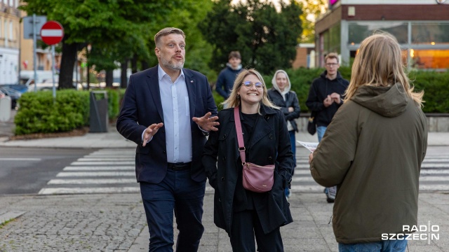 - Polska musi być zarządzana przez ludzi kompetentnych, którzy umieją zawiązać sznurówki, a nie przez politycznych aparatczyków - mówił podczas wizyty kandydat na prezydenta Adrian Zandberg.