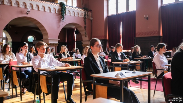 Matura 2025 ruszyła W poniedziałek 5 maja maturzyści w całej Polsce o godz. 9 przystąpili do egzaminu maturalnego z języka polskiego. Na rozwiązanie arkusza mają 240 min.