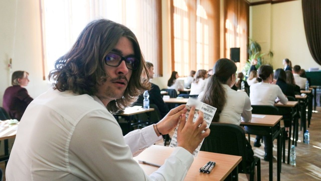 Uczniowie ostatnich klas szkół średnich przystąpią do egzaminu z matematyki.