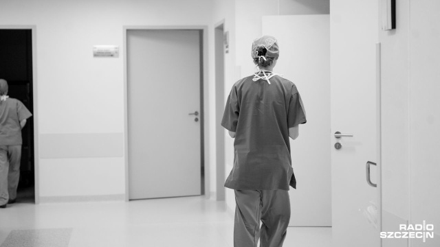 Minuta ciszy, syreny i apel przeciwko agresji. Pracownicy Szpitala Uniwersyteckiego upamiętnią dziś zamordowanego lekarza Tomasza Soleckiego. Dzień żałoby będzie także obowiązywać na Uniwersytecie Jagiellońskim i Collegium Medicum UJ. Ortopeda został zabity tydzień temu.