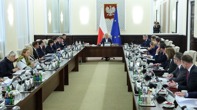 Rząd przyjmie we wtorek pakiet dziewięciu projektów ustaw deregulacyjnych - zapowiedział premier Donald Tusk przed rozpoczęciem posiedzenia Rady Ministrów. Projekt ustawy dot. vacatio legis dla projektów podatkowych ułatwi życie podatnikom - dodał.