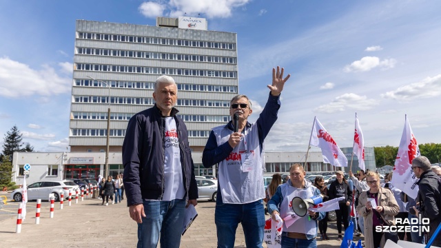 Przed szczecińskim oddziałem zakładów mięsnych Agryf zgromadziło się kilkadziesiąt osób, aby protestować po zwolnieniu 24 pracowników.