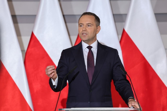 To było wielkie oszustwo - tak politycy koalicji rządzącej oceniają przejęcie kawalerki starszego mężczyzny przez Karola Nawrockiego. Prawo i Sprawiedliwość uważa, że oszustwem jest próba zaszkodzenia kandydatowi ich partii w wyborach. Niejasności w związku z drugim mieszkaniem szefa IPN-u jest coraz więcej. Tymczasem kandydat PiS na prezydenta zdecydował się oddać kawalerkę na cele charytatywne.