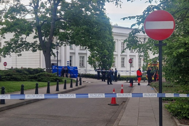 Portierka zaatakowana przez 22-letniego sprawcę na kampusie UW miała ponad 60 lat. Ranny został także ochroniarz, który jest w stanie krytycznym - dowiedziała się Polska Agencja Prasowa.