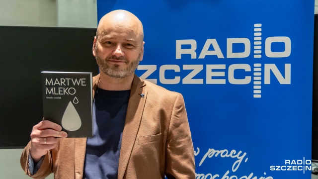 Dziedziczenie międzypokoleniowych traum, samotność współczesnego człowieka i wina bez kary - o tym m.in. jest najnowsza powieść szczecińskiego autora Marcina Grzelaka. Premiera książki Martwe mleko odbyła się wieczorem w Trafostacji Sztuki w Szczecinie.
