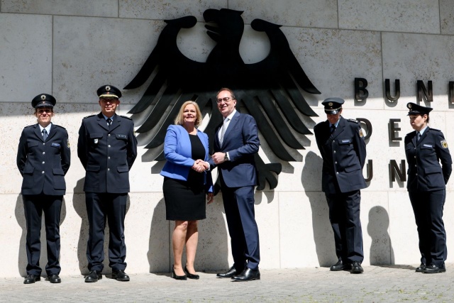 Szef niemieckiego MSW nakazał cofanie z granic osób szukających azylu. Tym samym anulował deklarację Angeli Merkel sprzed dziesięciu lat.