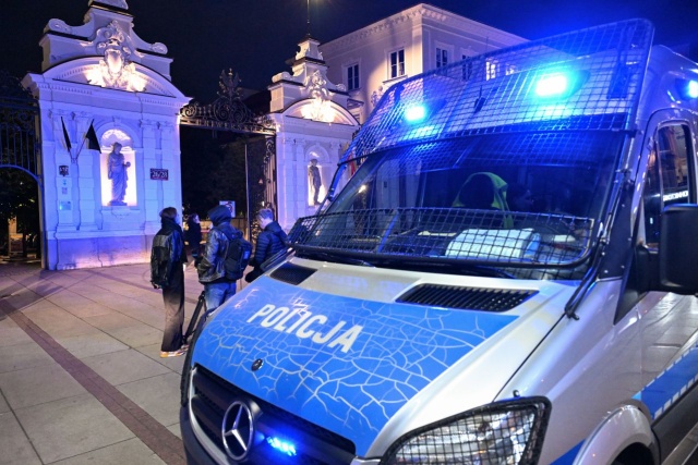 Żałoba, kwiaty, znicze. Środowisko akademickie jest w szoku po wczorajszej zbrodni na terenie kampusu UW. 22-letni student prawa zamordował kobietę i ranił próbującego interweniować mężczyznę.