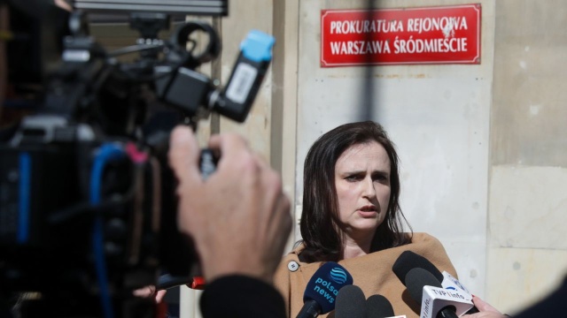 Prok. Lucyna Korga-Mazurek z Prokuratury Rejonowej Warszawa Śródmieście przekazała, że zatrzymany w sprawie zabójstwa na kampusie Uniwersytetu Warszawskiego Mieszko R. usłyszy zarzuty zabójstwa, usiłowania zabójstwa i znieważenia zwłok.