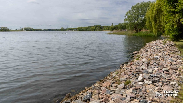 Miasto Nowogard zajmie się problemem ścieków wpływających do jeziora. Obecna kanalizacja przy silniejszych deszczach wybija, a zanieczyszczona woda wpływa do pobliskiego jeziora Nowogardzkiego...