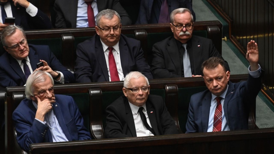 Politycy PiS, od lewej: poseł Ryszard Terlecki, prezes Jarosław Kaczyński i szef KP PiS Mariusz Błaszczak; za nimi: poseł Piotr Gliński, poseł Andrzej Adamczyk i poseł Leonard Krasulski na sali obrad Sejmu w Warszawie. Sejm uchylił immunitet prezesowi PiS Jarosławowi Kaczyńskiemu i posłowi Mariuszowi Błaszczakowi. PAP/Piotr Nowak