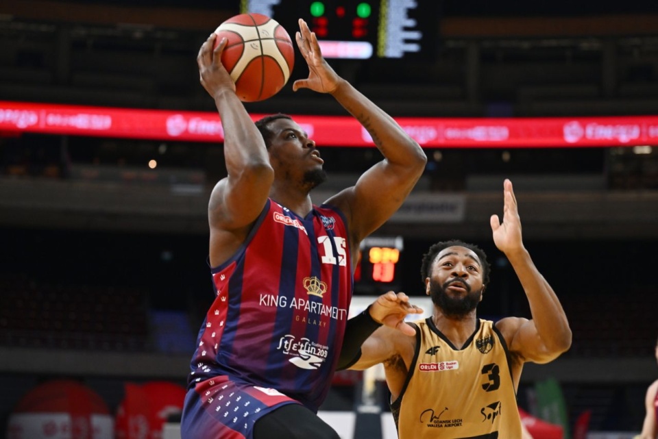 Isaiah Whitehead (na zdj. z lewej). Fot. PAP/Marcin Gadomski
