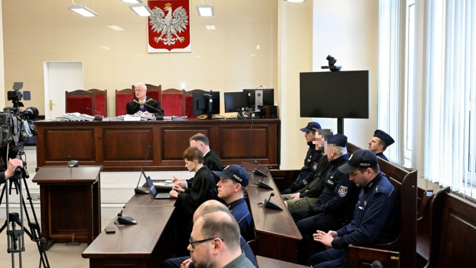 Sąd zajmuje się sprawą mężczyzny, który 1 marca 2024 r. wjechał samochodem w tłum ludzi na szczecińskim pl. Rodła. Poszkodowanych zostało wówczas 20 osób. Prokuratura złożyła wniosek o umorzenie postępowania i orzeczenie wobec sprawcy tytułem środka zabezpieczającego umieszczenie w zamkniętym zakładzie psychiatrycznym. (jm) PAP/Marcin Bielecki