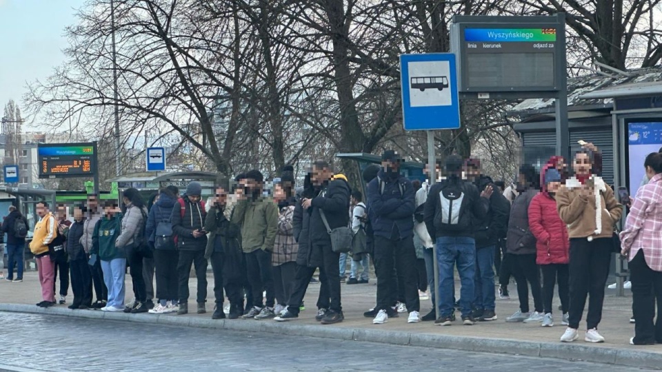 Na nagraniu widać grupę osób czekających na autobus na przystanku przy Wyszyńskiego. źródło: https://x.com/akurzawa91