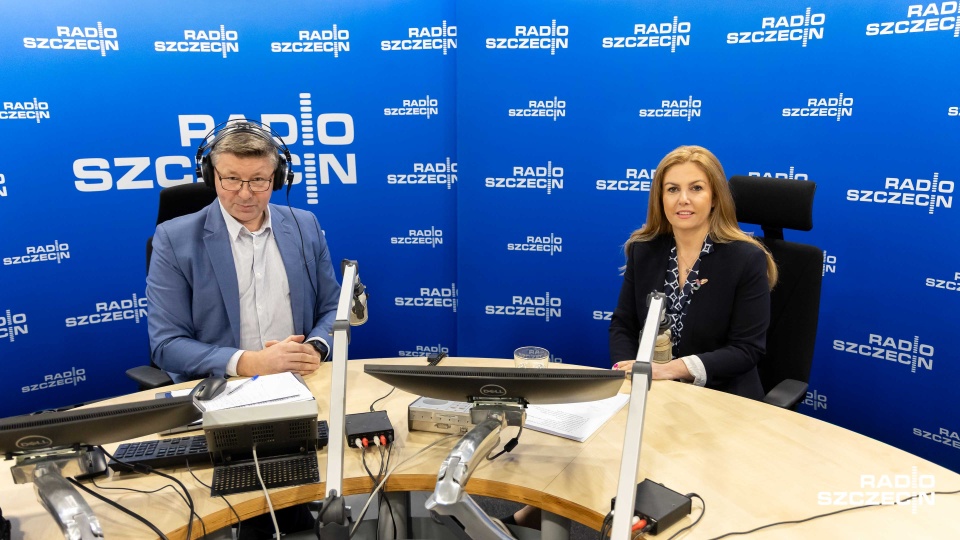 "Rozmowa pod krawatem" - prof. Ewelina Cała-Wacinkiewicz oraz red. Piotr Tolko. Fot. Robert Stachnik [Radio Szczecin]