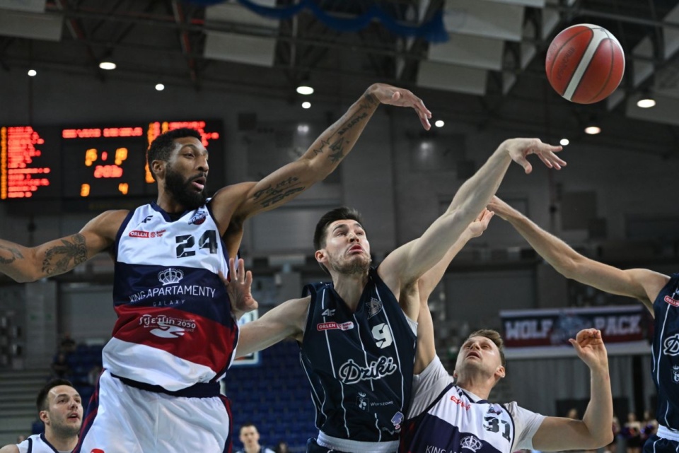 Na zdj. od lewej: Marcus Lee (King), John Fulkerson (Dziki) i Mateusz Kostrzewski (King). Fot. PAP/Marcin Bielecki