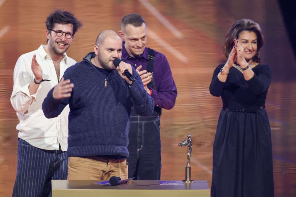 Prezes zarządu Totalizatora Sportowego Beata Stelmach (P) i oraz laureat nagrody w kategorii Album Roku Muzyka Ilustracyjna Andrzej "Webber" Mikosz (2L) za album "1989 (Musical)"na gali Muzyki Rozrywkowej Fryderyk Festiwal 2025 w krakowskiej Tauron Arenie. Organizatorami festiwalu są Związek Producentów Audio Video (ZPAV) i Akademia Fonograficzna. PAP/Łukasz Gągulski