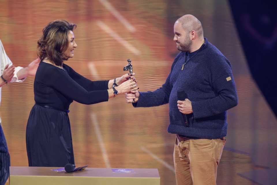 Prezes zarządu Totalizatora Sportowego Beata Stelmach (L) i oraz laureat nagrody w kategorii Album Roku Muzyka Ilustracyjna Andrzej "Webber" Mikosz (P) za album "1989 (Musical)"na gali Muzyki Rozrywkowej Fryderyk Festiwal 2025 w krakowskiej Tauron Arenie. Organizatorami festiwalu są Związek Producentów Audio Video (ZPAV) i Akademia Fonograficzna. PAP/Łukasz Gągulski