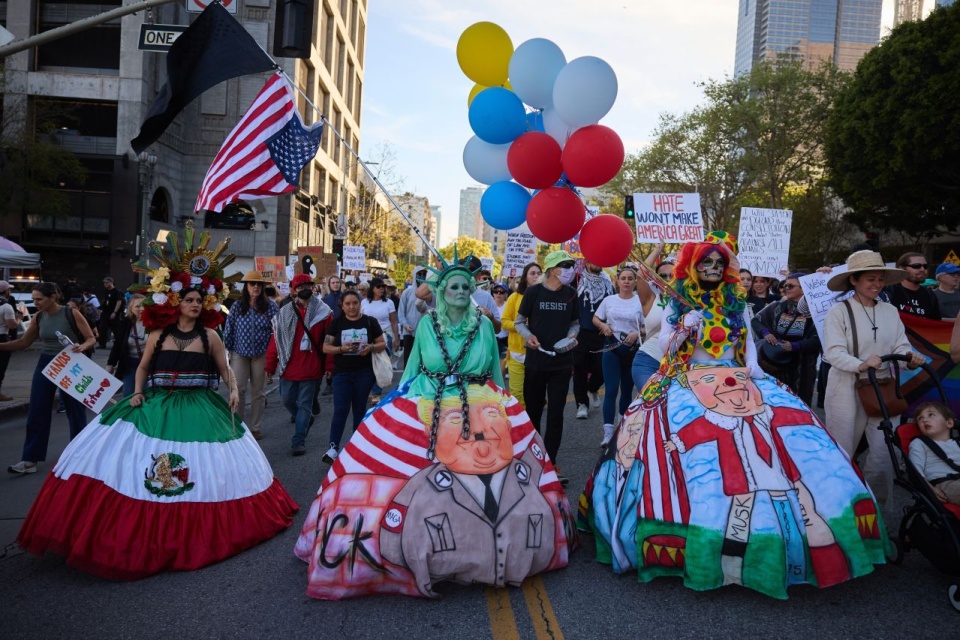 Protest przeciw działaniom Donalda Trumpa "Ręce precz!" w Los Angeles. PAP/EPA/Allison Dinner