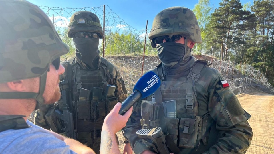 Mateusz Rzepecki, reporter Radia Szczecin na granicy polsko-białoruskiej. Fot. ZZ Podlasie