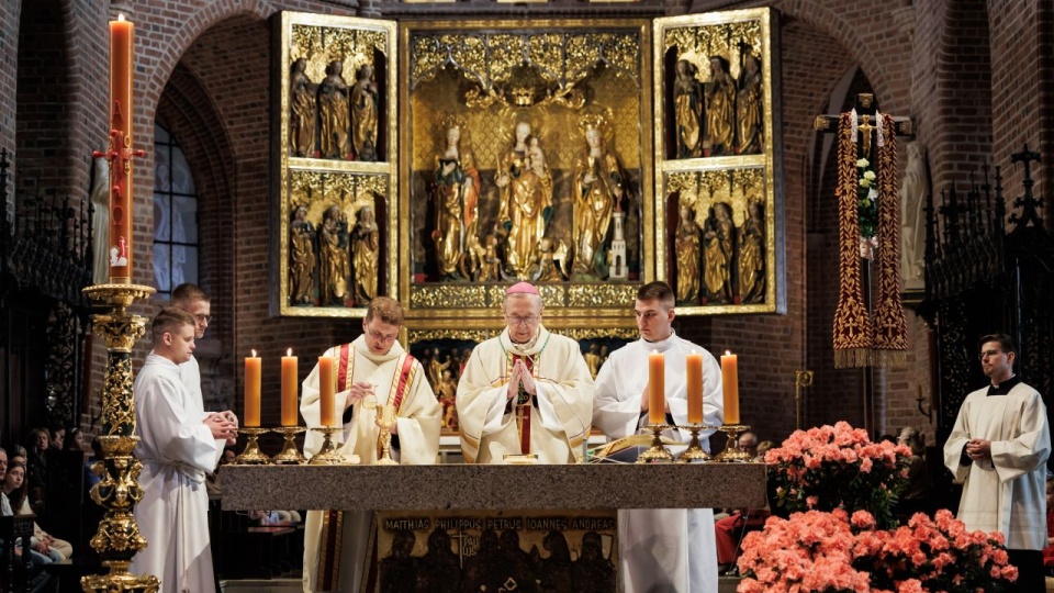 Metropolita poznański abp Stanisław Gądecki przewodniczy mszy św. w intencji zmarłego papieża Franciszka, 21 bm. w Bazylice Archikatedralnej św. Apostołów Piotra i Pawła w Poznaniu.fot. PAP/Marek Zakrzewski