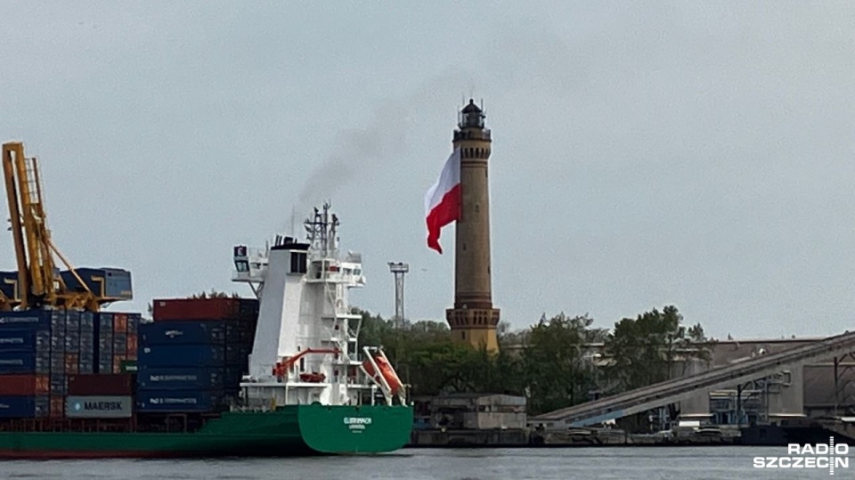 Największa Biało-Czerwona już na swoim miejscu [ZDJĘCIA]